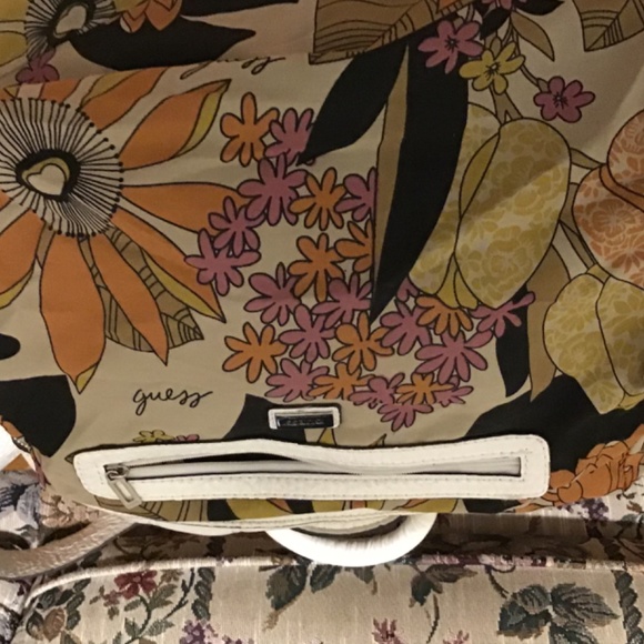 Guess handbag - Picture 3 of 3